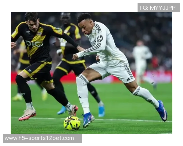 姆巴佩精彩过人引发冲突博伊罗愤怒推倒对手场面失控