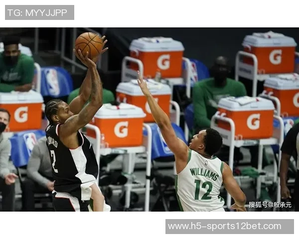 威利格林赞莱昂纳德高难度投篮展现出色实力曾多次见证其精彩表现 威利格林赞莱昂纳德高难度投篮展现出色实力曾多次见证其精彩表现