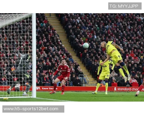 桑托斯左后卫索萨缺席训练正与热刺洽谈转会事宜