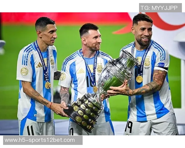 阿尔瓦雷斯与梅西迪马利亚合影庆祝世界杯夺冠三周年纪念 阿尔瓦雷斯与梅西迪马利亚合影庆祝世界杯夺冠三周年纪念